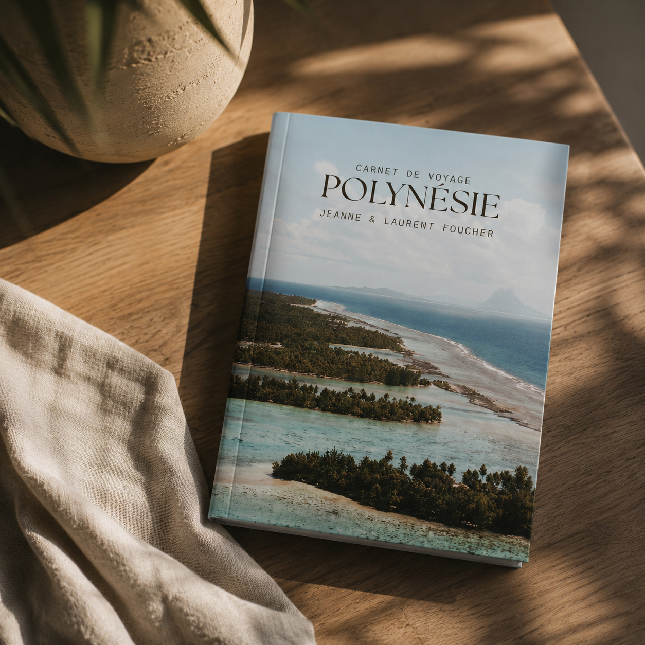 Carnet de voyage Polynésie posé sur une table en bois