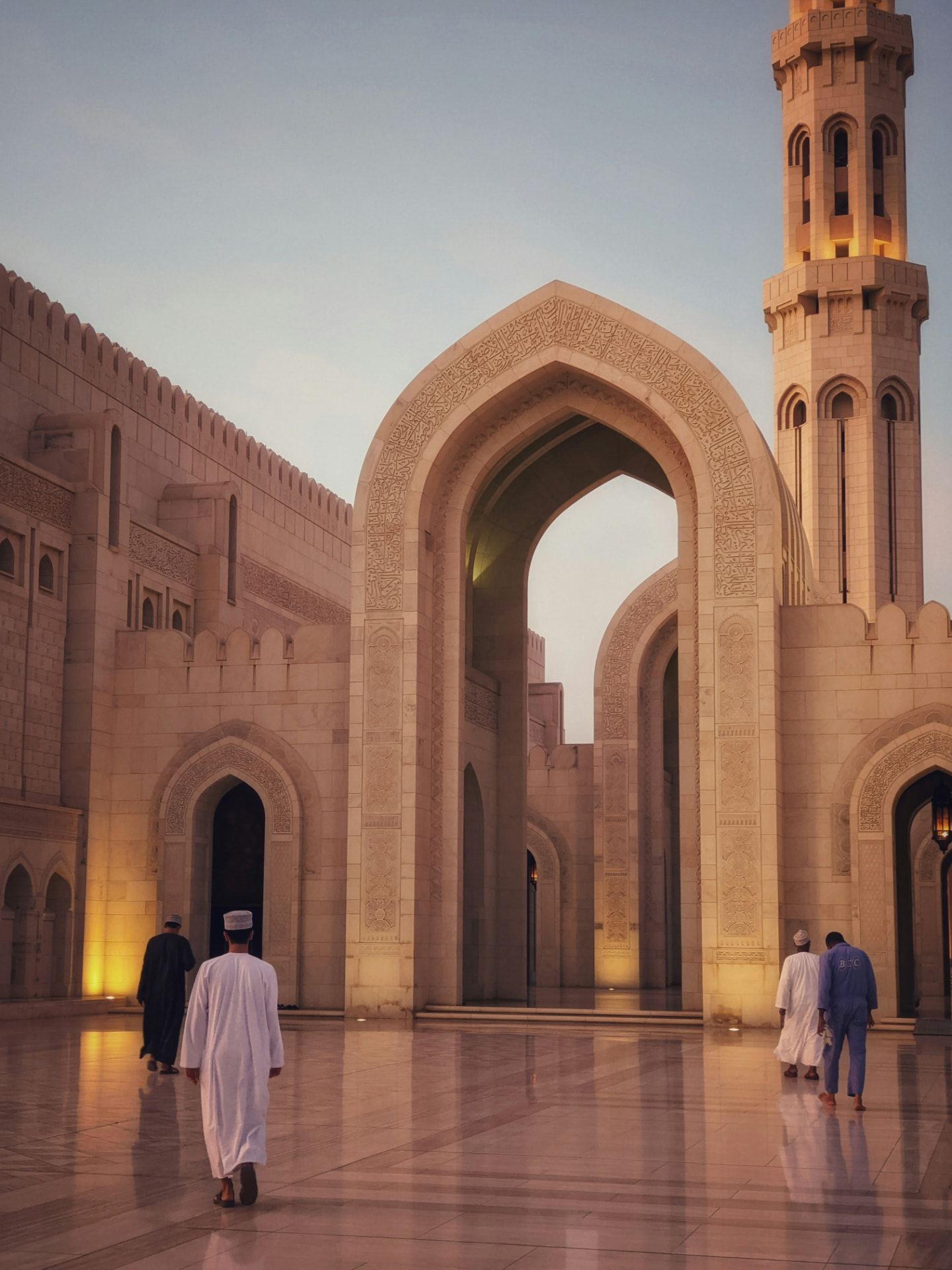Grande mosquée Sultan Qaboos à Mascate, Oman, à la lumière du soir