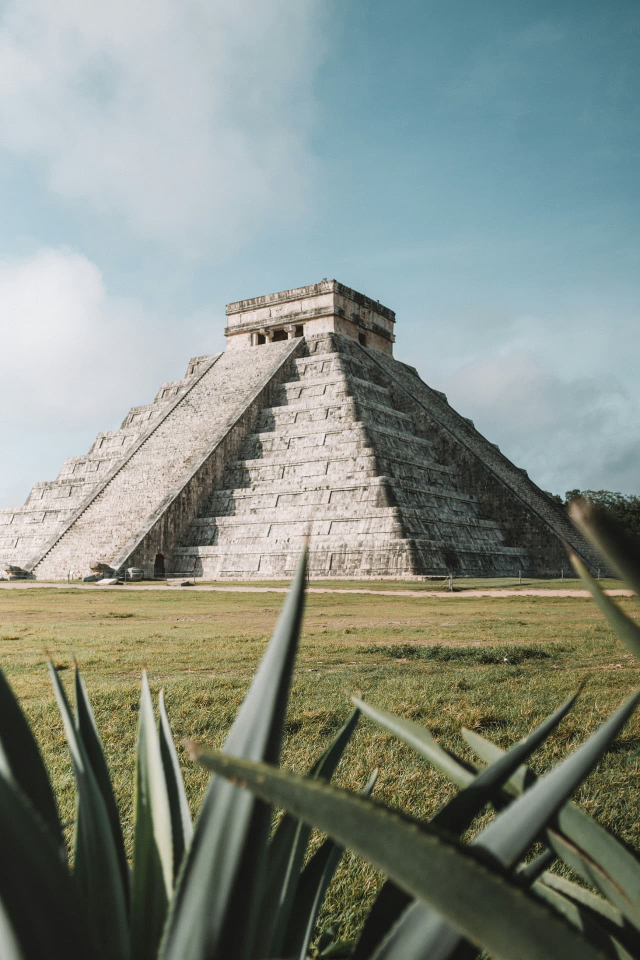 Pyramide maya de Chichén Itzá au Mexique au lever du jour