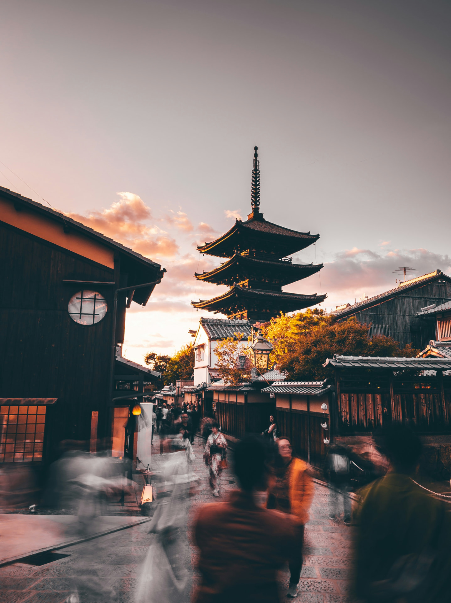 Ruelle traditionnelle de Kyoto au coucher du soleil, pagode Yasaka en arrière-plan