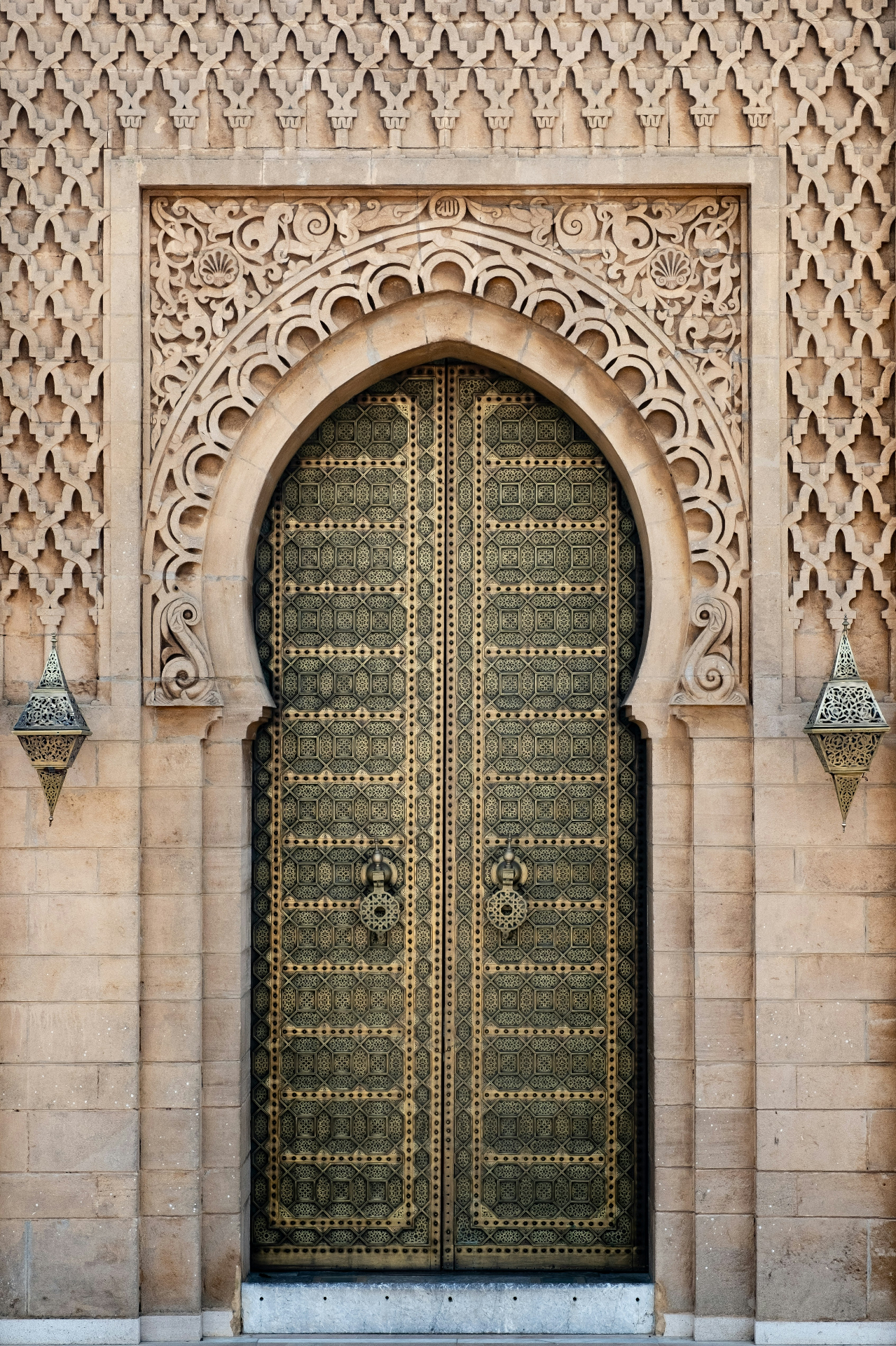 Porte marocaine sculptée aux motifs géométriques