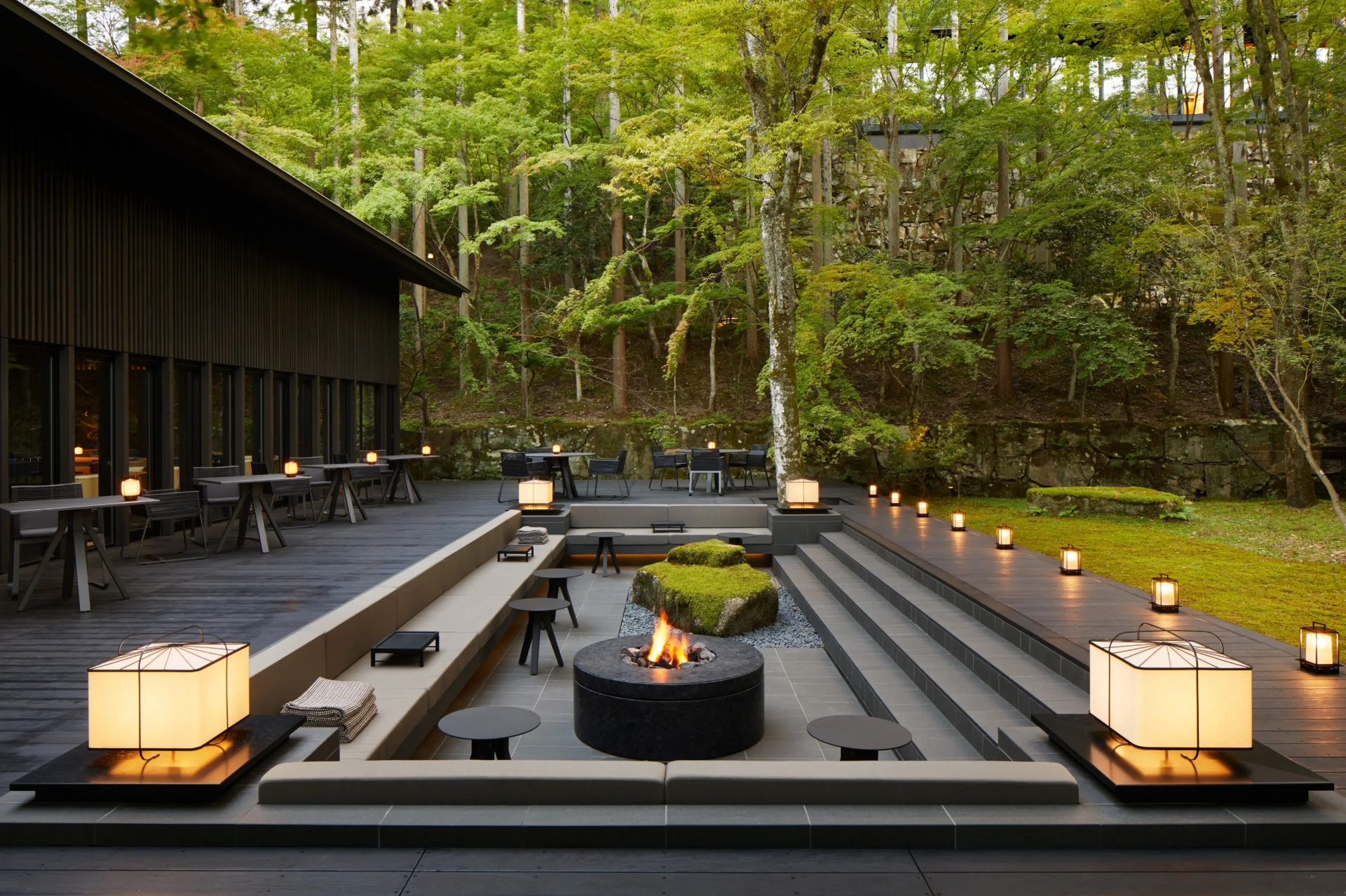Jardin de mousse et pavillons de l'Aman Kyoto