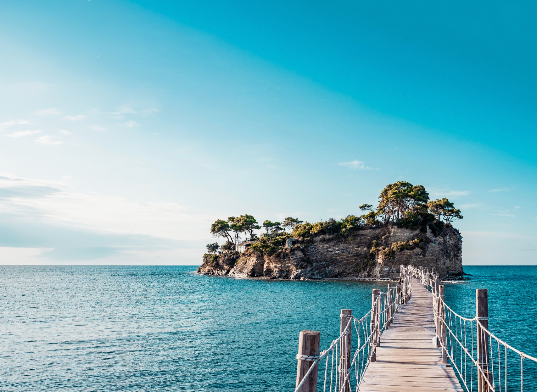 Vue cinématographique d'un hôtel en bord de mer au coucher du soleil